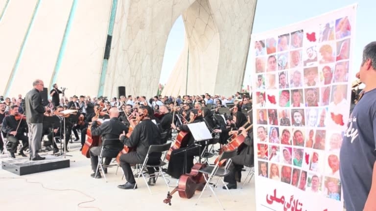 أوركسترا طهران تحتفي بوحدة الإيرانيين وصمودهم