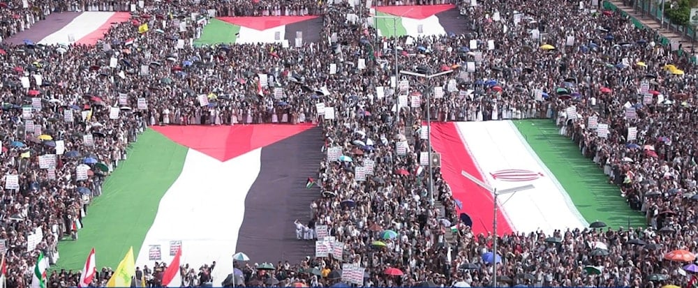 تظاهرات شعبية ترفع أعلام اليمن وإيران وفلسطين في ميدان السبعين في صنعاء