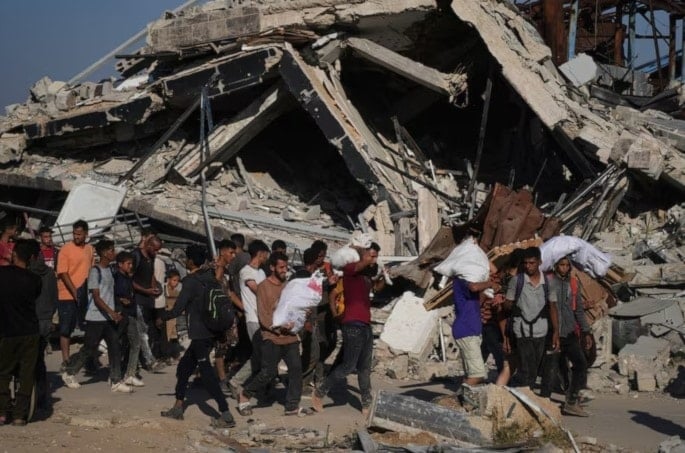 فلسطينيون يتجمعون للحصول على مساعدات تحت التهديد المستمر بالاعتداء الإسرائيلي عليهم. خان يونس. الخميس 26 حزيران/يونيو 2025. (أ. ب)