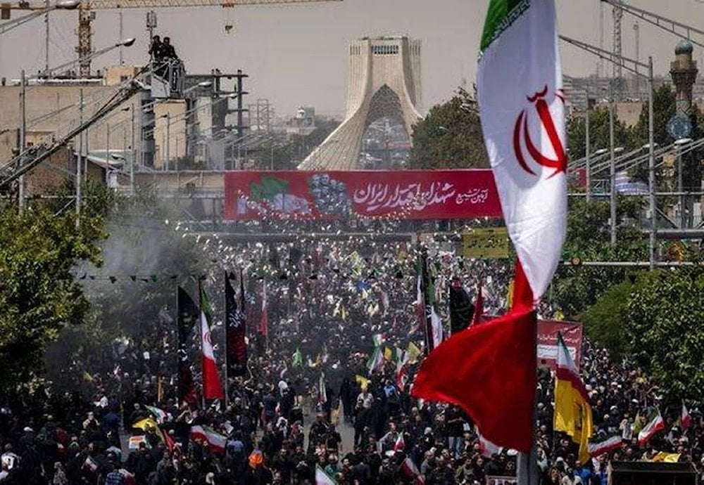 إيرانيون يشاركون في جنازة قادة الحرس الثوري الإسلامي وعلماء نوويين إيرانيين ومدنيين في طهران 28 حزيران/يونيو 2025 (أ ف ب)