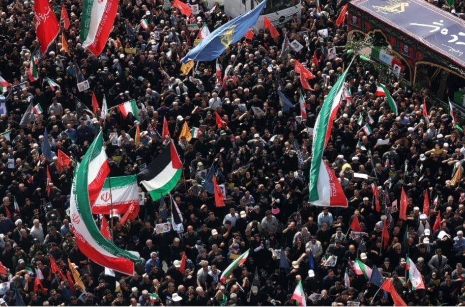 إيرانيون يشيّعون في طهران شهداء العدوان الإسرائيلي الأخير، بينهم قادة كبار في الحرس الثوري وعلماء نوويون 28 حزيران/يونيو 2025 (وكالة EPA)