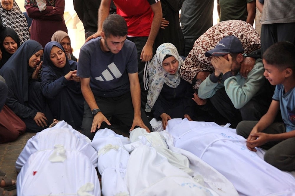 فلسطينيون يودعون أحبائهم الذين استشهدوا خلال الغارات الإسرائيلية الليلية في مستشفى الشفاء وسط قطاع غزة 28 حزيران/يونيو 2025 (أ ف ب)