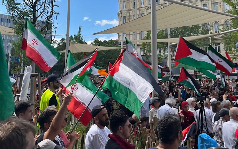 من إحدى المظاهرات المؤيدة لإيران في وجه العدوان الإسرائيلي (الميادين)