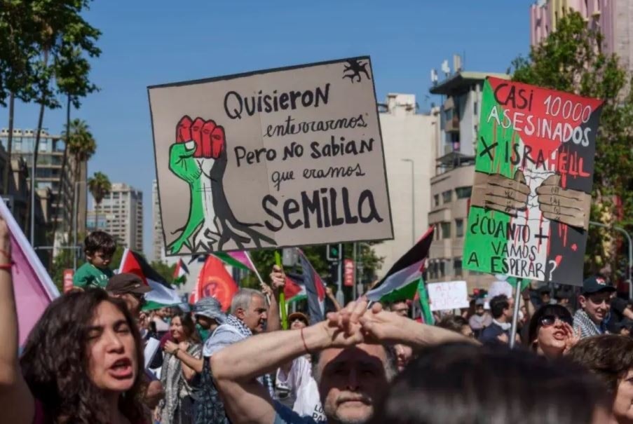 متظاهرون يحملون لافتات خلال تظاهرة مؤيدة للفلسطينيين في سانتياغو في تشيلي - 4 تشرين الثاني/نوفمبر 2023 (Getty Images)