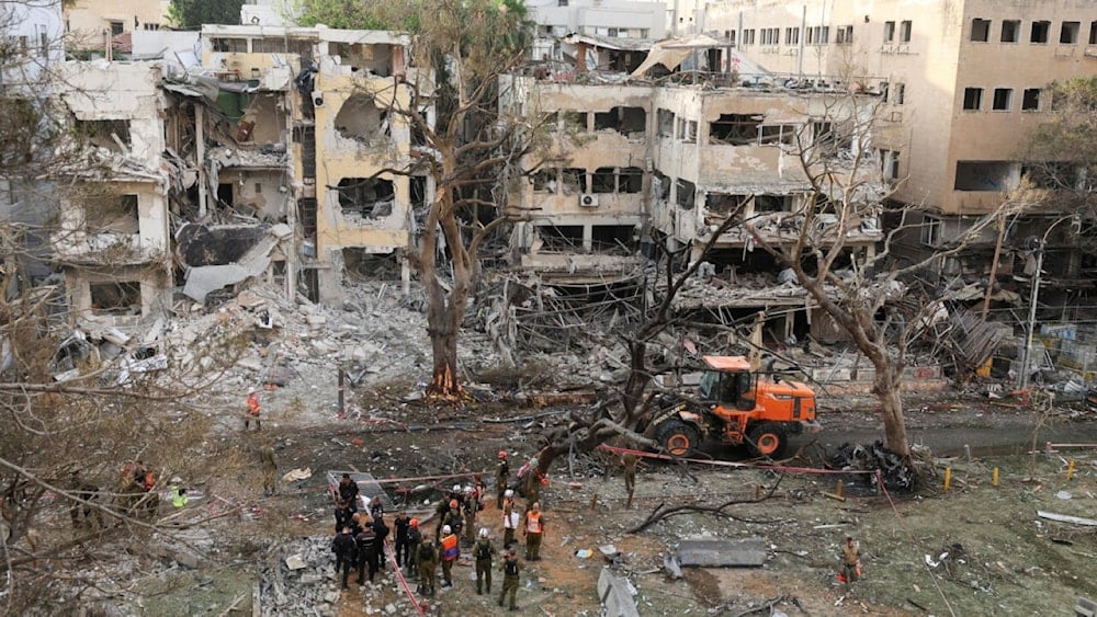 مبانٍ مصابة بصواريخ أُطلقت من إيران نحو فلسطين المحتلة (أ ف ب)