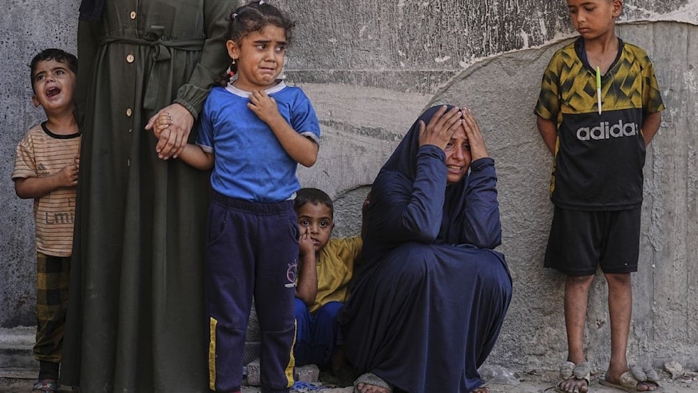 فلسطينيون يبكون شهداءهم في مستشفى الشفاء في مدينة غزة. السبت 28 حزيران/يونيو 2025. (أ. ب)