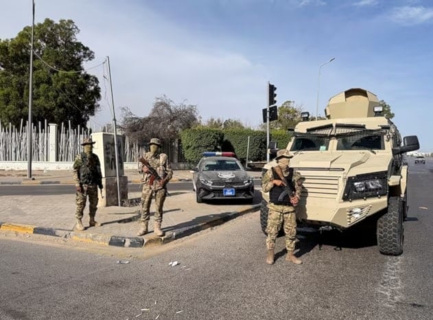 أفراد من اللواء 444 في الجيش الليبي التابعة لحكومة الوحدة الوطنية في طرابلس في ليبيا (رويترز)