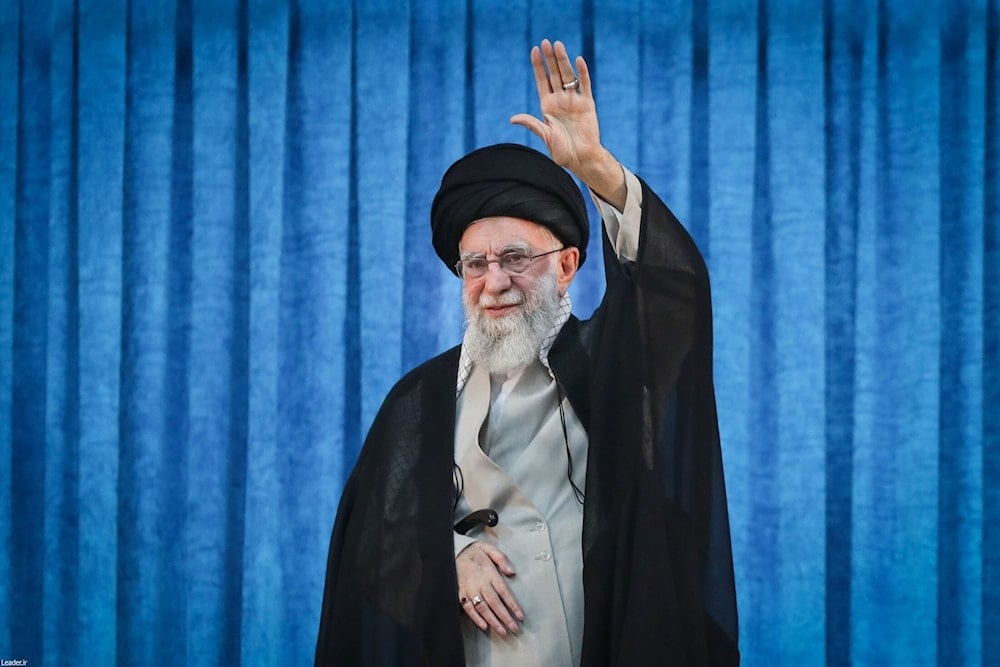 قائد الثورة والجمهورية الإسلامية في إيران السيد علي خامنئي (مواقع إيرانية)
