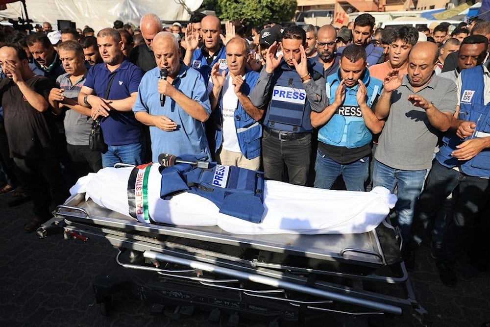 فلسطينيون يؤدون صلاة الميت على الشهيد الصحافي