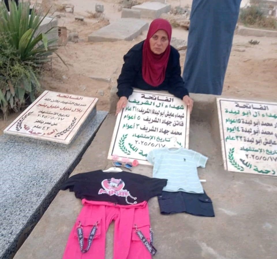سيدة فلسطينية تضع ملابس العيد التي اشترتها لأحفادها على قبورهم 6 حزيران/يونيو