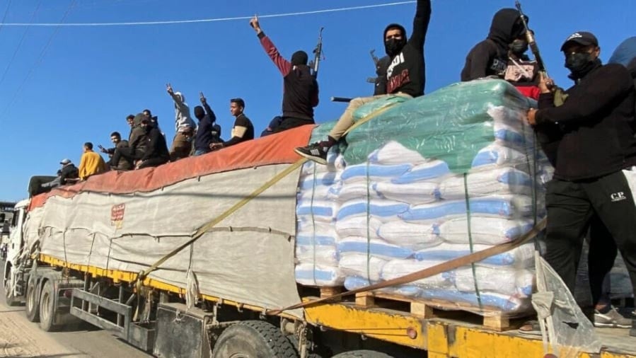 مسلحون ينهبون المساعدات الإنسانية في قطاع غزة (أ ب)