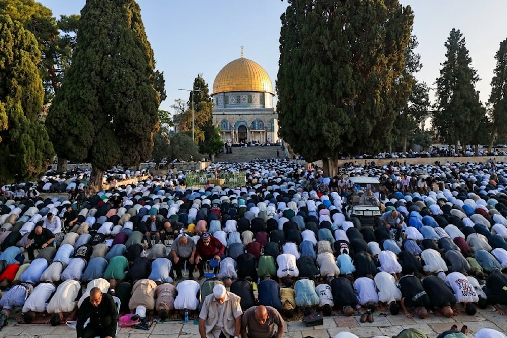 المصلون يؤدون صلاة العيد في المسجد الأقصى (أ ف ب)