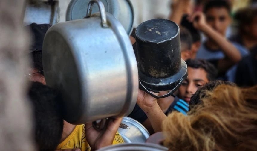 فلسطينيون يحاولون الحصول على طعام في قطاع غزة 