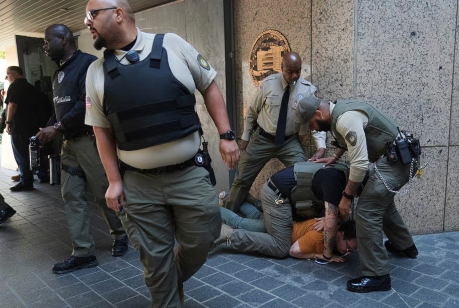 الشرطة الأميركية تعتقل متظاهراً بعد أن نفذت سلطات الهجرة الفيدرالية عملية تفتيش في لوس أنجلوس (أ ب)