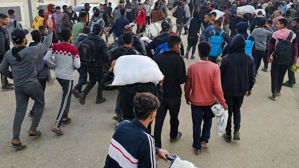 نازحون فلسطينيون في مركز توزيع المساعدات في رفح جنوبي قطاع غزة - 1 حزيران/يونيو 2025 (أ ف ب)