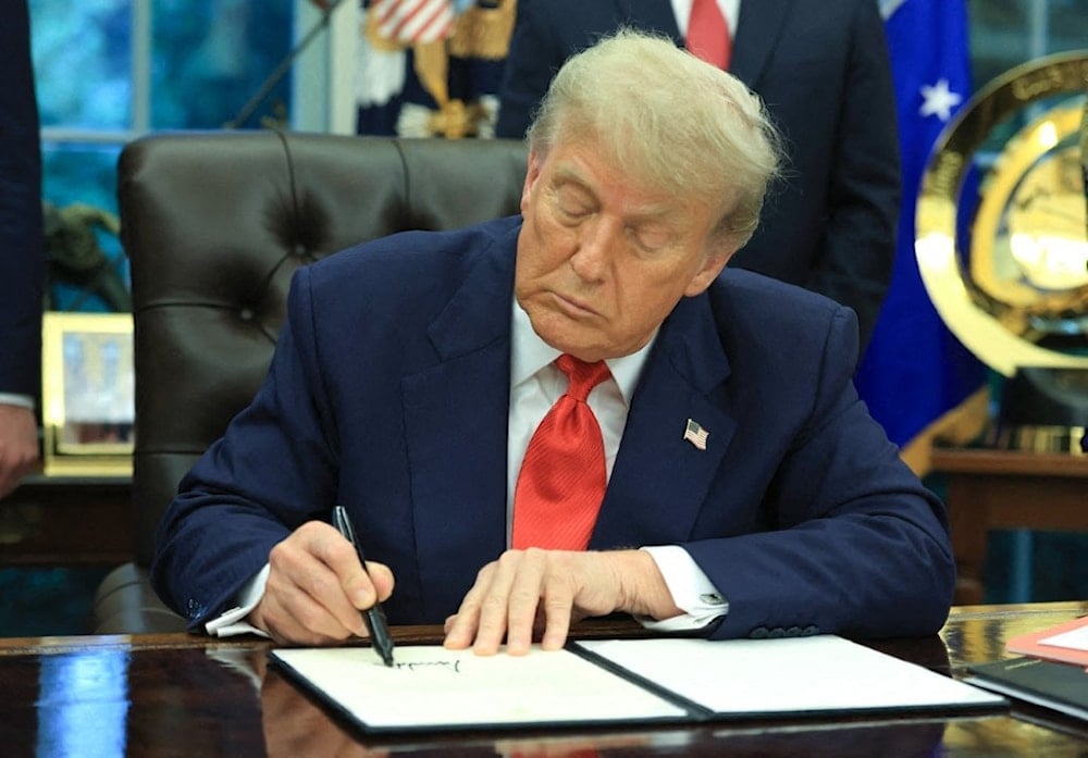 الرئيس الأميركي دونالد ترامب يوقع أمراً تنفيذياً في المكتب البيضاوي بالبيت الأبيض (أ ف ب)