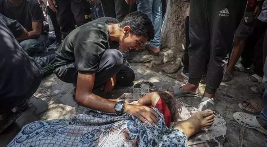 فلسطينيون يودّعون طفلاً استُشهد في غارة إسرائيلية استهدفت خيام النازحين في غزة 8 تموز/يوليو 2025 (الأناضول)