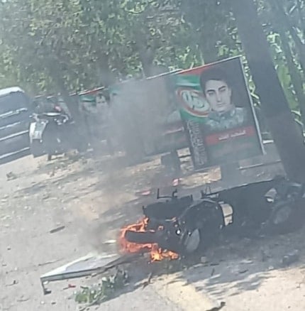 من استهداف مسيّرة إسرائيلية دراجةً نارية في بلدة المنصوري، جنوبي لبنان (وسائل التواصل الاجتماعي)