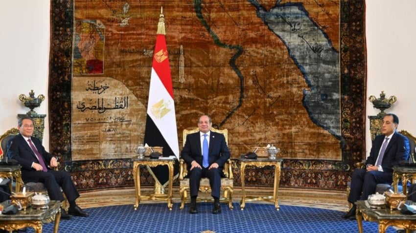 الرئيس المصري عبد الفتاح السيسي ورئيس مجلس الدولة الصيني لي تشيانغ بحضور وفدين من البلدين