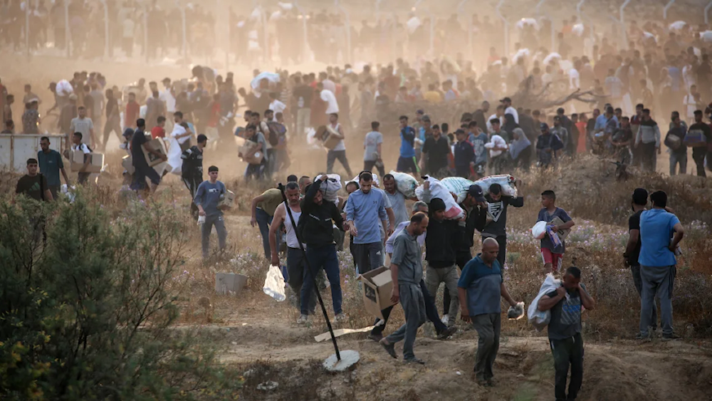 فللسطينييون بالقرب من مراكز توزيع المساعدات فب غزة (أرشيفية)