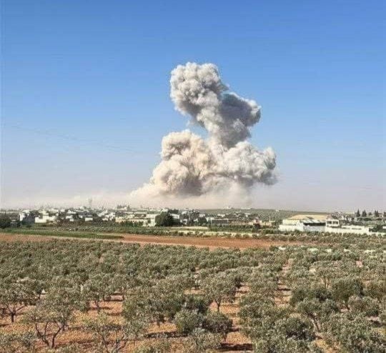 تصاعد أعندة الدخان إثر انفجار مستودع ذخيرة بحي النيرب شرقي حلب 