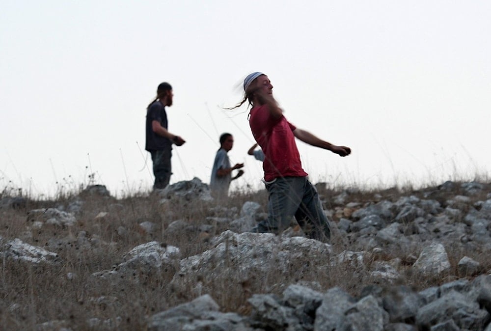 مستوطنون يعتدون على الفلسطينيين بالضفة الغربية المحتلة (أرشيفية)