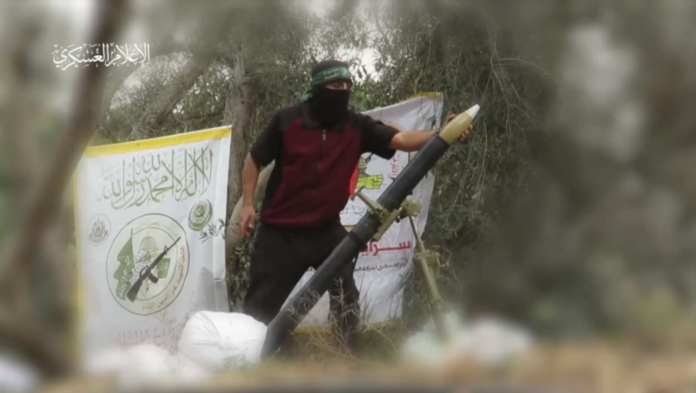 مقاوم فلسطيني يقصف تحشدات الإسرائيليين بقذائف الهاون (أرشيفية)