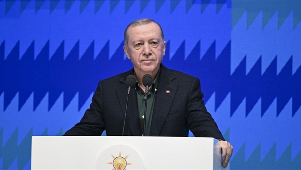 الرئيس التركي، رجب طيب إردوغان، خلال ألقائه كلمةً خلال الاجتماع التشاوري الـ32 لحزب العدالة والتنمية (وكالة الأناضول)