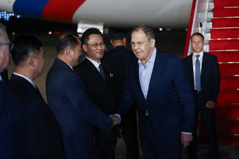 وزير الخارجية الروسي، سيرغي لافروف، لدى وصوله إلى إلى مدينة وونسان، شرقي كوريا الشمالية (وزارة الخارجية الروسية - أ ف ب)