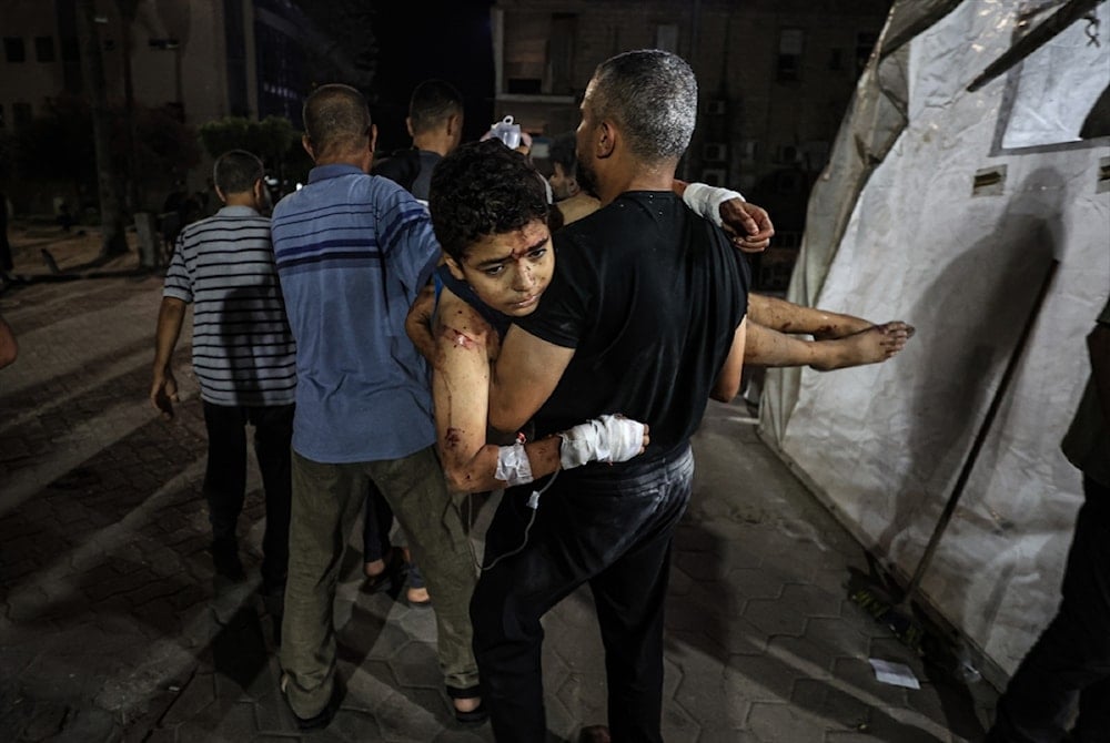 فلسطيني يحمل طفله إلى مستشفى المعمدان الأهلي لتلقي العلاج، في أعقاب هجوم إسرائيلي على حي الزيتون في مدينة غزّة، 11 تموز/يوليو 2025 (الأناضول)