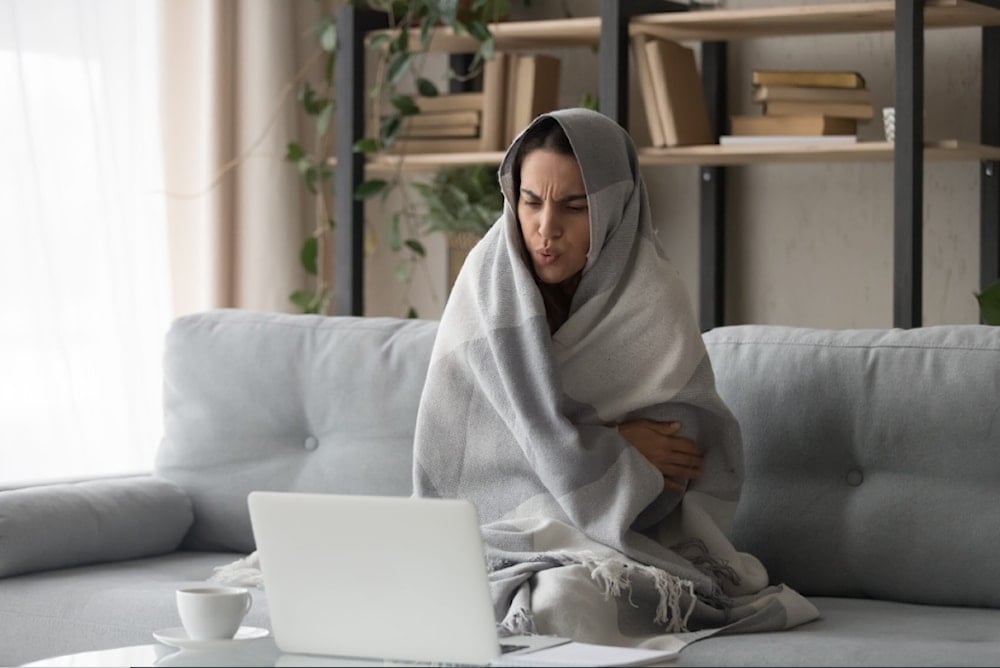 يمكن أن يكون الشعور بالبرد أثناء الطقس الحار بسبب اختلال تنظيم حرارة الجسم لأسباب طبية بحتة 