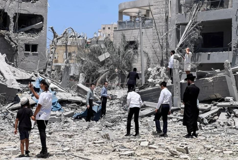 موقع في فلسطين المحتلة بعد هجوم صاروخي من إيران (رويترز)