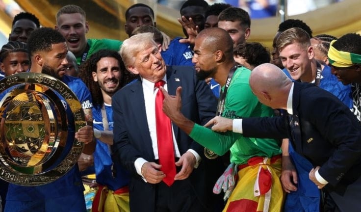ترامب يرفض مغادرة منصة التتويج رغم طلب رئيس الفيفا (فيديو)