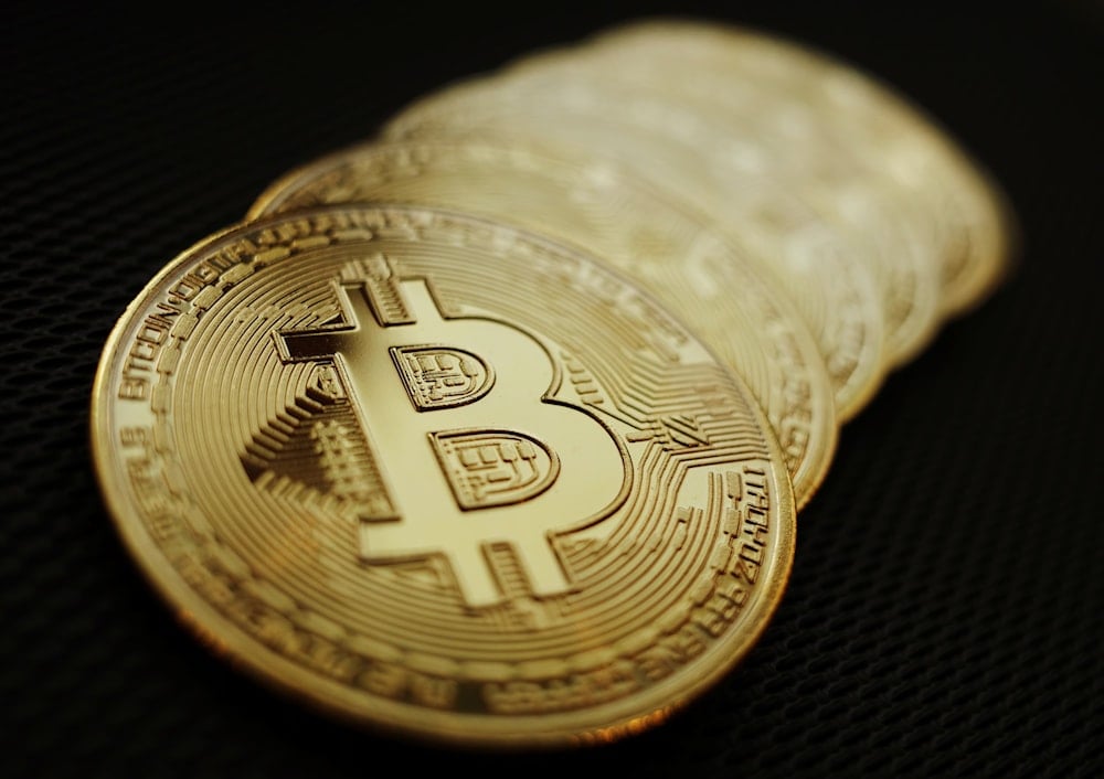 البيتكوين تتخطى 121 ألف دولار وتشكل 67.7% من السوق العالمي (رويترز)
