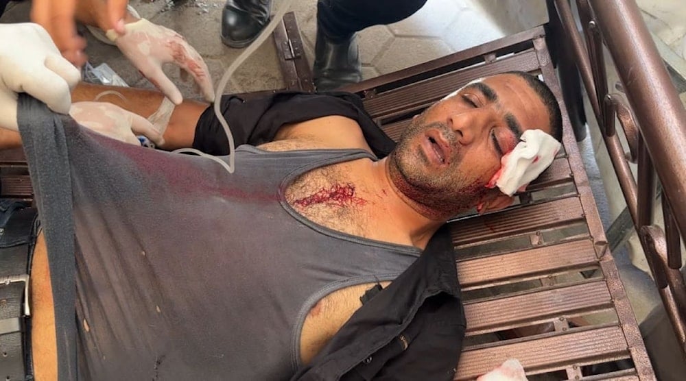 يظهر مراسل الميادين في غزة الزميل أكرم دلول في الصورة مصاباً في رأسه من جراء قصف إسرائيلي على حي الزيتون  