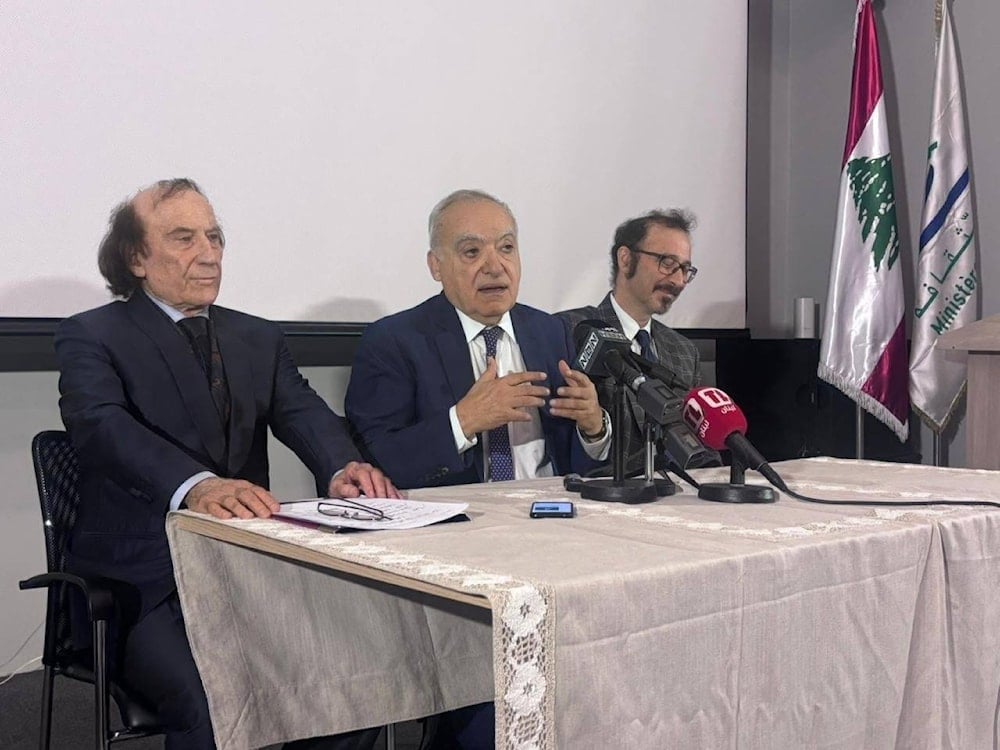 وزير الثقافة غسان سلامة يتوسط عبد الحليم وإيفان كركلا في المؤتمر الصحفي