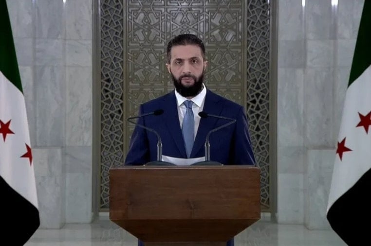 رئيس المرحلة الانتقالية السورية أحمد الشرع في خطاب متلفز تعليقاً على الأحداث الأخيرة في الجنوب السوري والاعتداء الإسرائيلي على دمشق. 17 تموز/يوليو 2025 (وكالات)