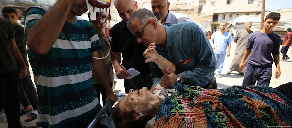 استشهاد شخصين بينهم كاهن بضربة إسرائيلية على كنيسة بغزة (رويترز)