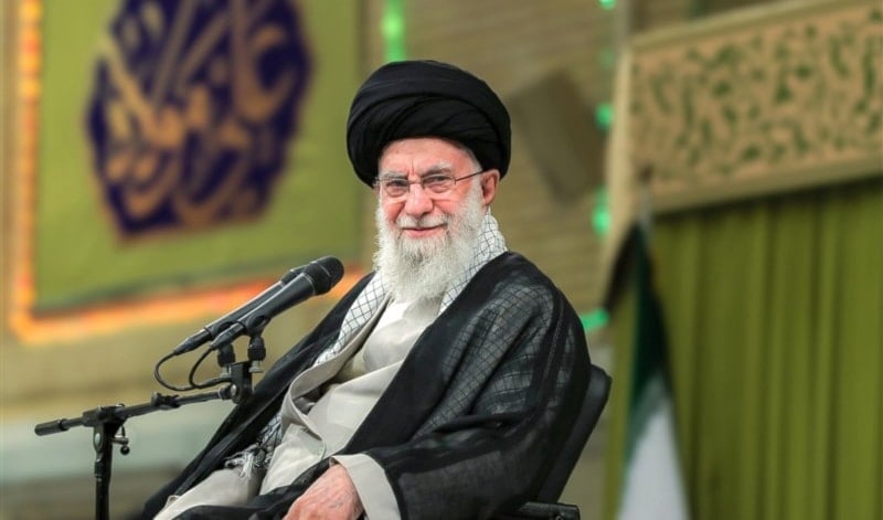 السيد علي الخامنئي.. شخصية علمية موسوعية يتحدث في الفقه كما يتذوق الشعر (أرشيف).