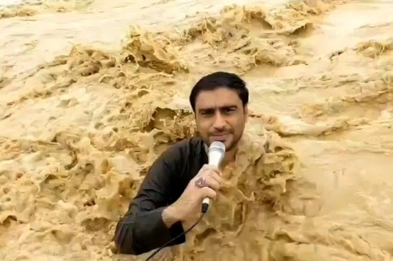 الصحافي الباكستاني علي موسى رضا أثناء تغطيته على الهواء مباشرة