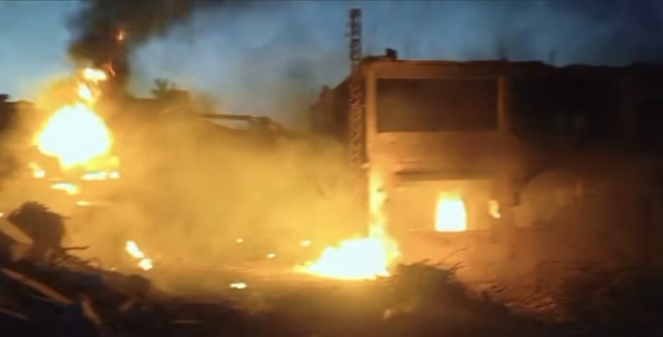 توغل إسرائيلي وسط بلدة ميس الجبل جنوبي لبنان وتفجير حفارتين لرفع الأنقاض