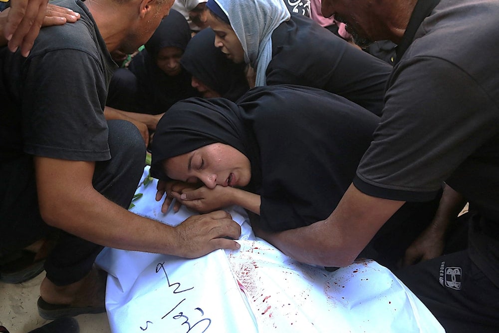 جثمان شهيد ارتقى في قصف إسرائيلي على قطاع غزة  (AFP)