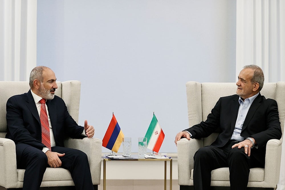 لقاء بين  الرئيس الإيراني، مسعود بزشكيان، ورئيس وزراء أرمينيا، نيكول باشينيان (أرشيفية)