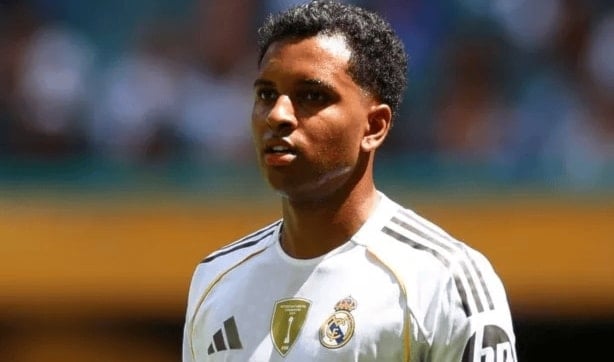 رودريغو يقترب من مغادرة ريال مدريد… وليفربول في الصدارة