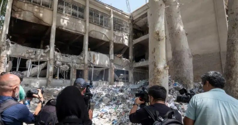 صحافيون يوثقون الدمار الناتج عن الغارات الإسرائيلية التي استهدفت سجن 