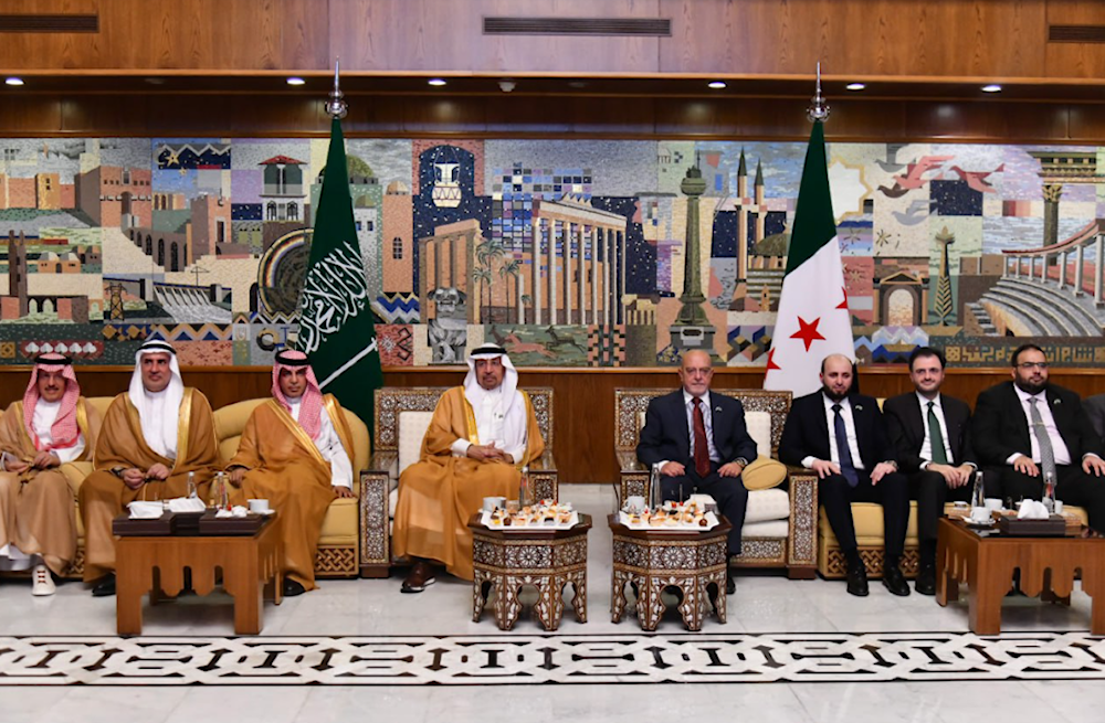 من وصول الوفد السعودي برئاسة وزير الاستثمار السعودي خالد بن عبد العزيز الفالح إلى دمشق في 23 تموز/يوليو 2025 (سانا)