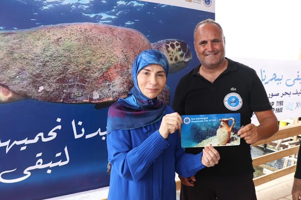 النائب عز الدين تتسلّم لوحة من أعماق بحر لبنان من الغوّاص الجندي