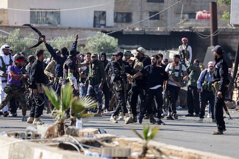 مقاتلون دروز يقتادون أسيراً درزياً خلال محاولتهم التصدي لتقدّم مقاتلي العشائر البدوية نحو مدينة السويداء، 19 تموز/يوليو 2025 (رويترز)