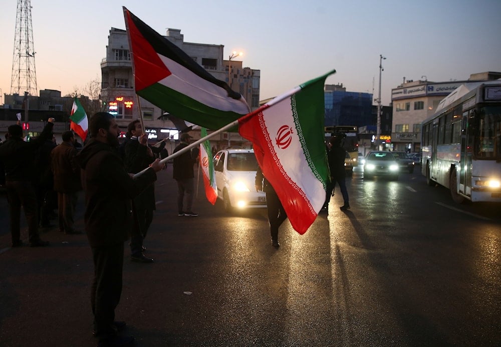 العلمان الإيراني والفلسطيني (تعبيرية)