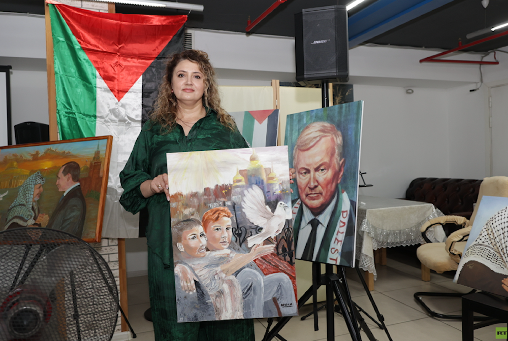المعرض شارك فيه نخبة من الفنانين والمثقفين من روسيا وفلسطين